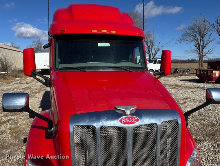 image for item ET4369 2020 Peterbilt 579 semi truck