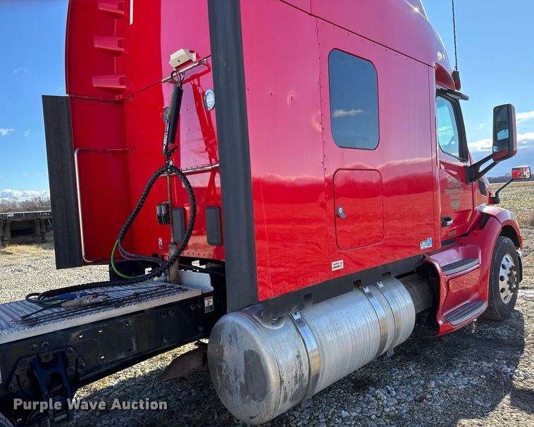 image for item ET4369 2020 Peterbilt 579 semi truck
