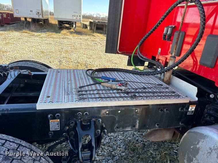 image for item ET4369 2020 Peterbilt 579 semi truck