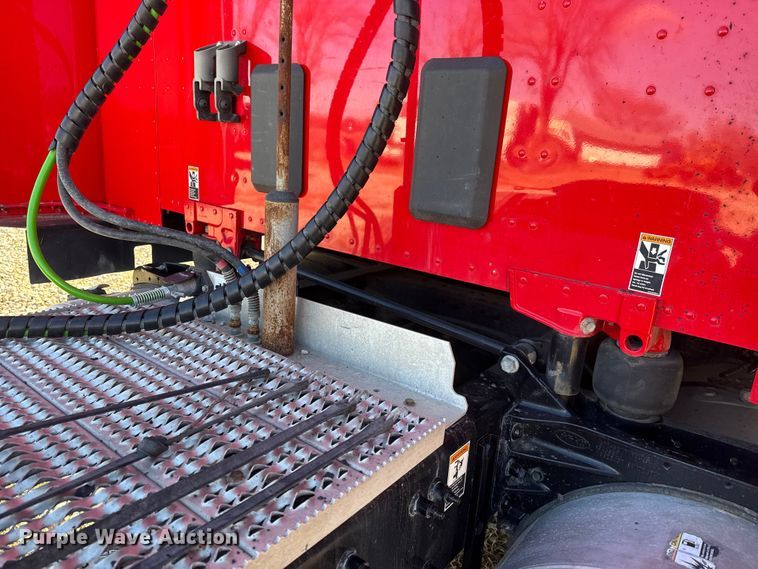 image for item ET4369 2020 Peterbilt 579 semi truck