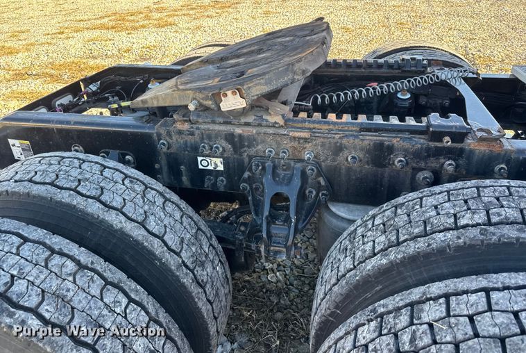 image for item ET4369 2020 Peterbilt 579 semi truck