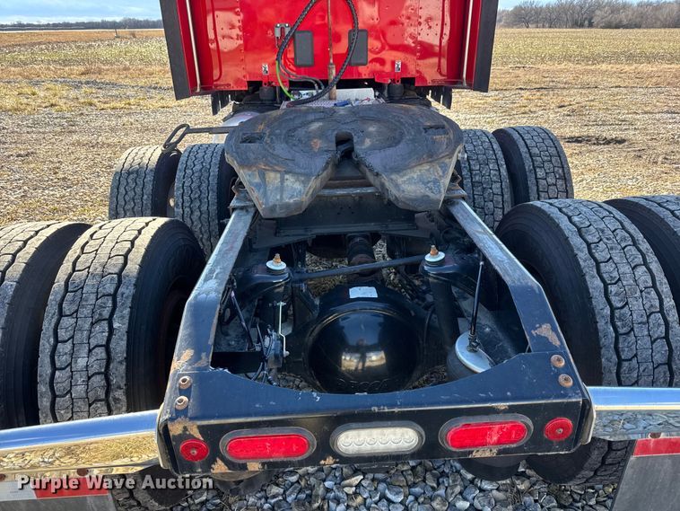 image for item ET4369 2020 Peterbilt 579 semi truck