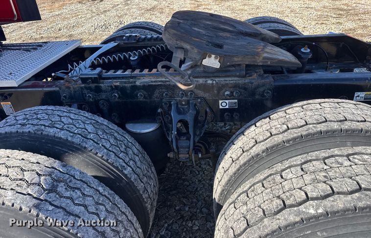 image for item ET4369 2020 Peterbilt 579 semi truck