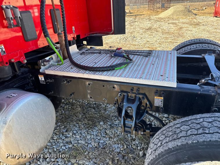 image for item ET4369 2020 Peterbilt 579 semi truck