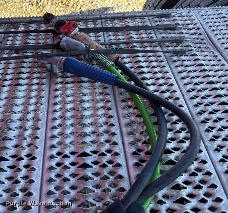 image for item ET4369 2020 Peterbilt 579 semi truck