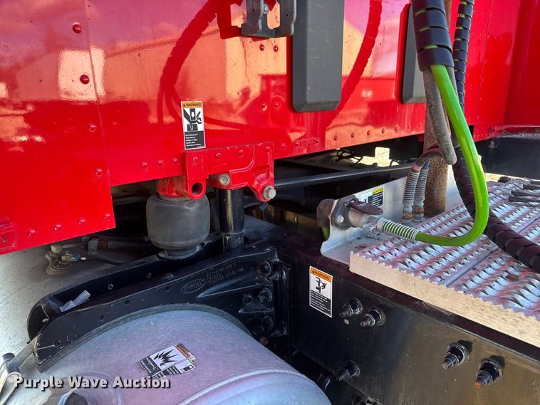 image for item ET4369 2020 Peterbilt 579 semi truck