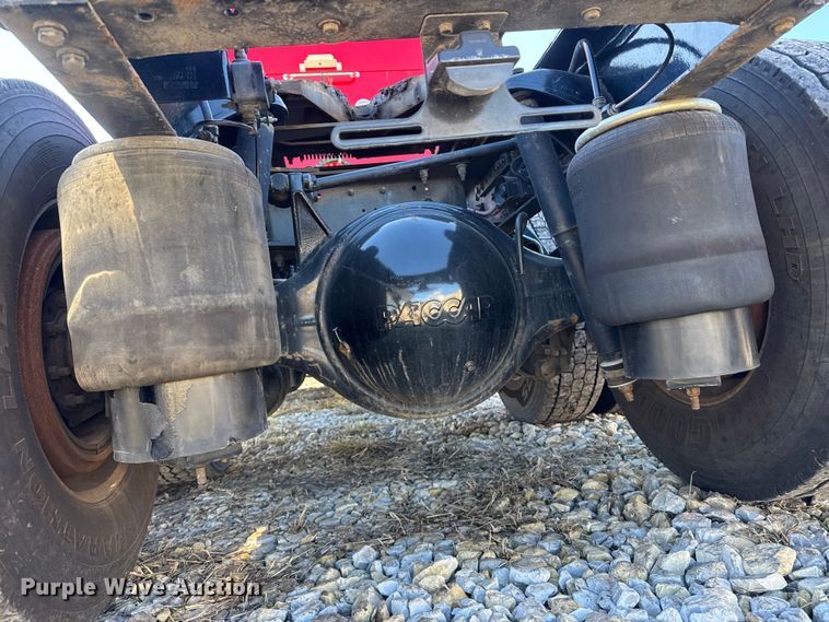 image for item ET4369 2020 Peterbilt 579 semi truck