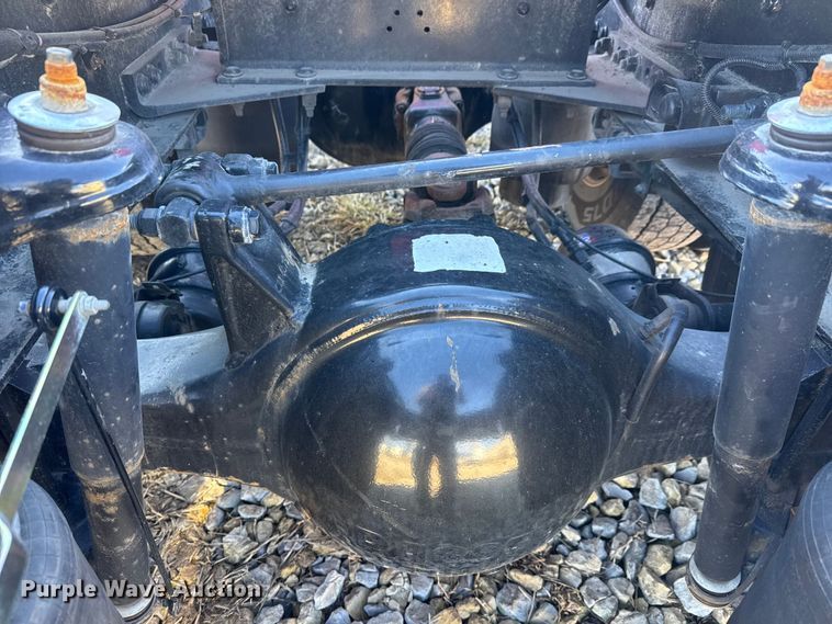 image for item ET4369 2020 Peterbilt 579 semi truck