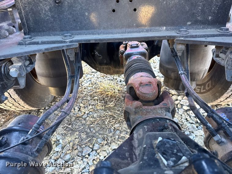 image for item ET4369 2020 Peterbilt 579 semi truck