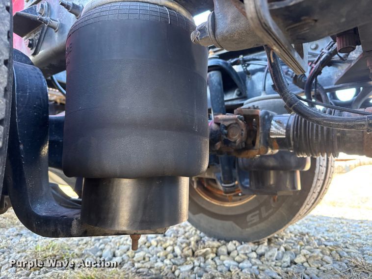 image for item ET4369 2020 Peterbilt 579 semi truck