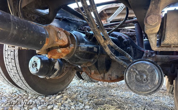 image for item ET4369 2020 Peterbilt 579 semi truck