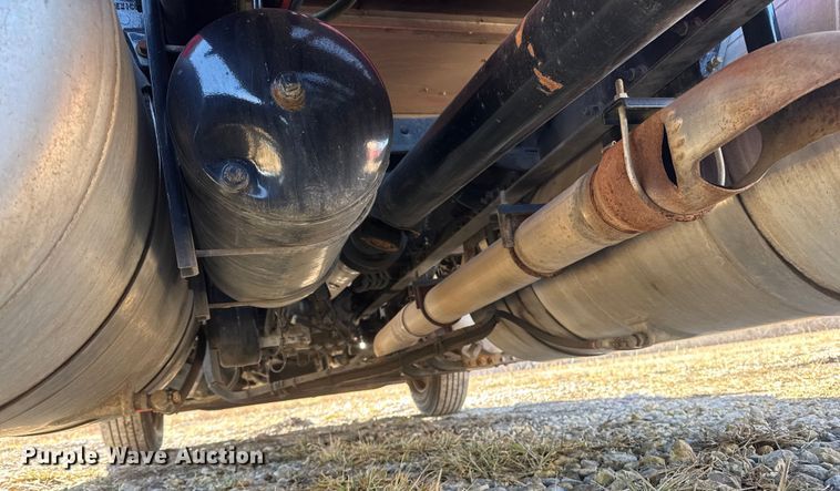 image for item ET4369 2020 Peterbilt 579 semi truck