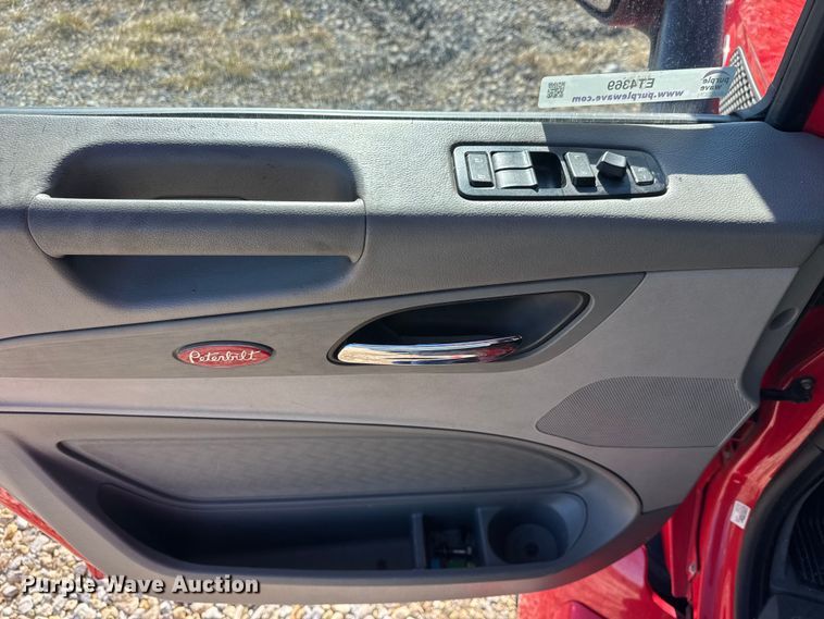 image for item ET4369 2020 Peterbilt 579 semi truck