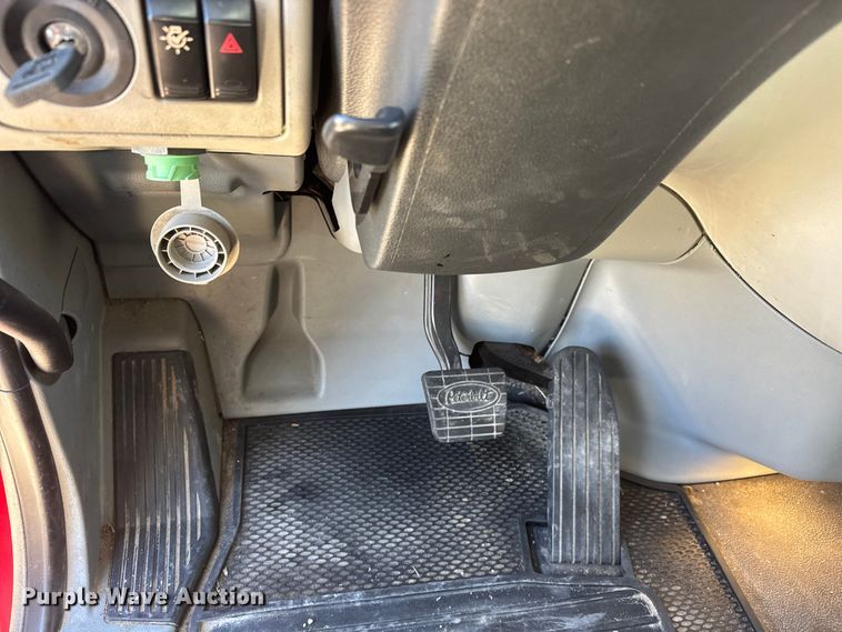 image for item ET4369 2020 Peterbilt 579 semi truck