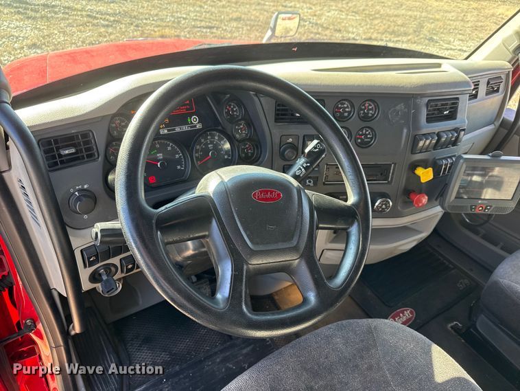 image for item ET4369 2020 Peterbilt 579 semi truck