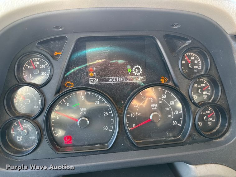 image for item ET4369 2020 Peterbilt 579 semi truck