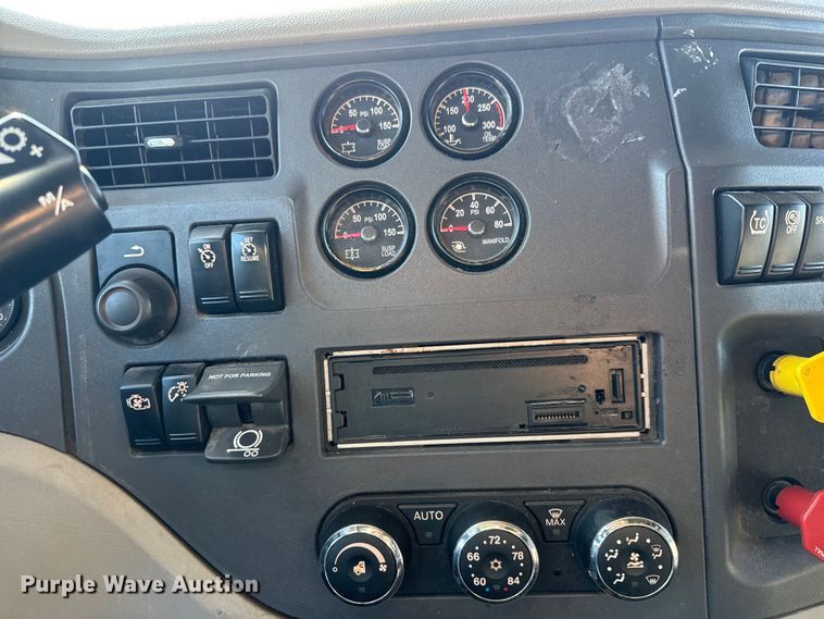 image for item ET4369 2020 Peterbilt 579 semi truck