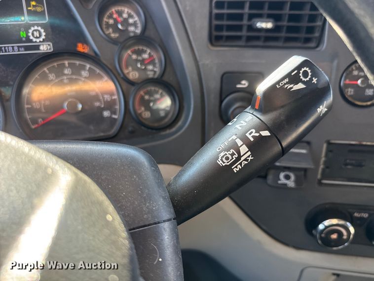 image for item ET4369 2020 Peterbilt 579 semi truck