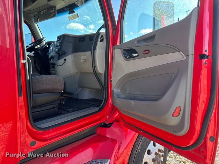 image for item ET4369 2020 Peterbilt 579 semi truck