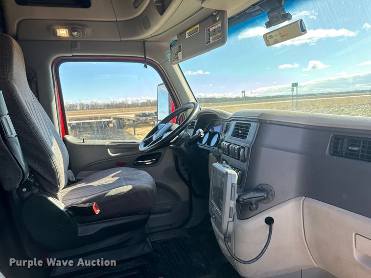 image for item ET4369 2020 Peterbilt 579 semi truck