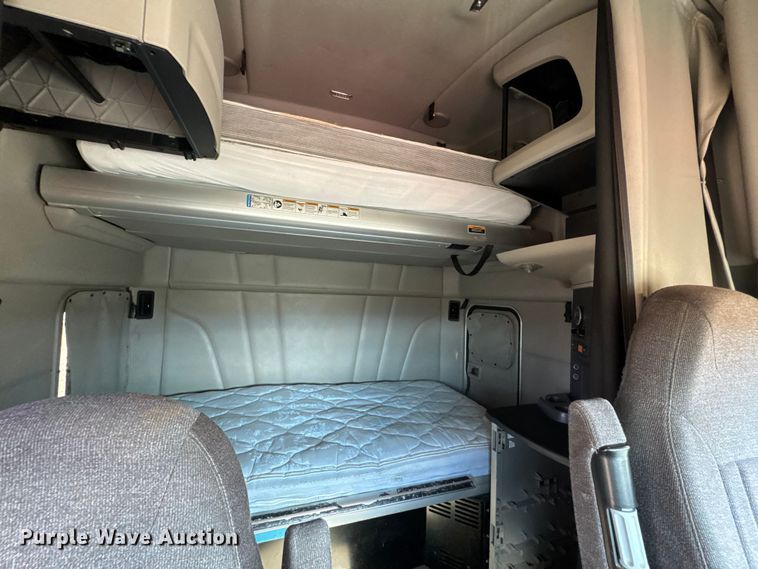 image for item ET4369 2020 Peterbilt 579 semi truck