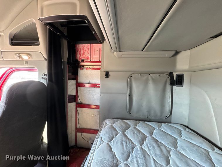 image for item ET4369 2020 Peterbilt 579 semi truck