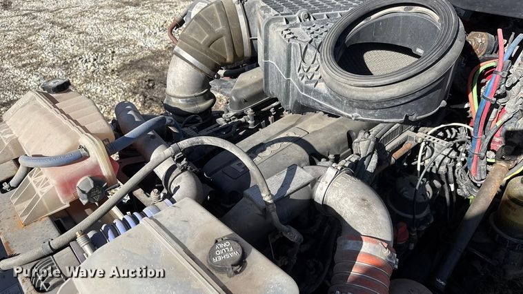 image for item ET4369 2020 Peterbilt 579 semi truck