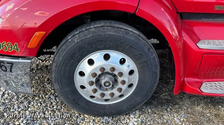 image for item ET4369 2020 Peterbilt 579 semi truck