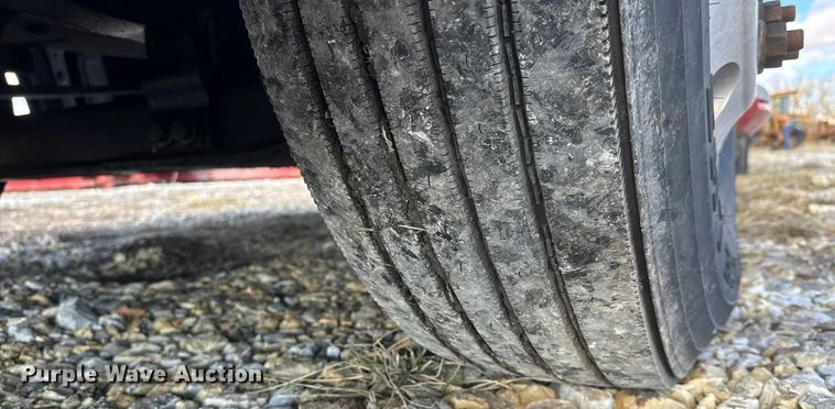 image for item ET4369 2020 Peterbilt 579 semi truck