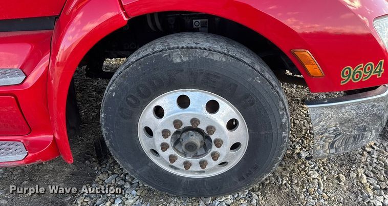 image for item ET4369 2020 Peterbilt 579 semi truck