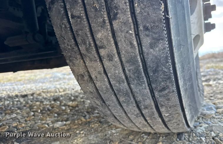 image for item ET4369 2020 Peterbilt 579 semi truck