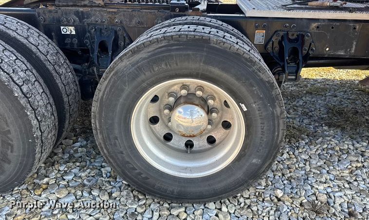 image for item ET4369 2020 Peterbilt 579 semi truck