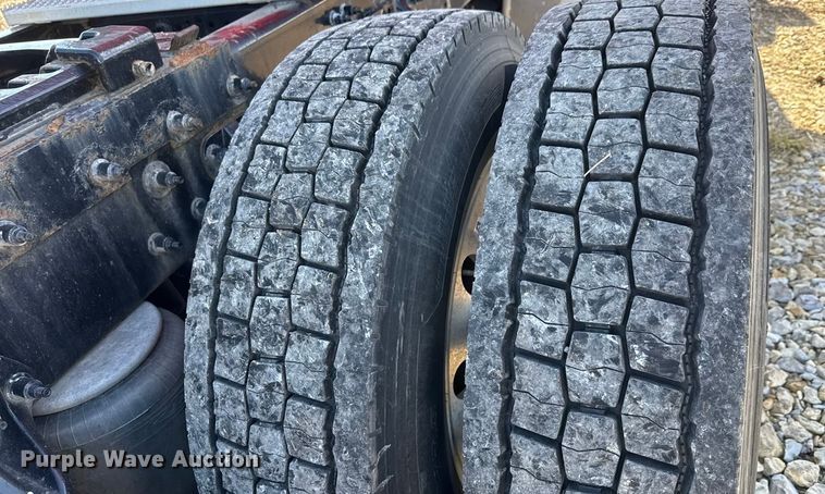 image for item ET4369 2020 Peterbilt 579 semi truck