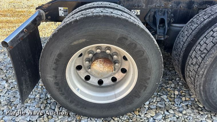 image for item ET4369 2020 Peterbilt 579 semi truck