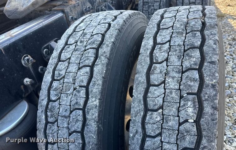 image for item ET4369 2020 Peterbilt 579 semi truck