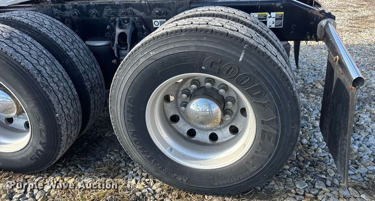 image for item ET4369 2020 Peterbilt 579 semi truck