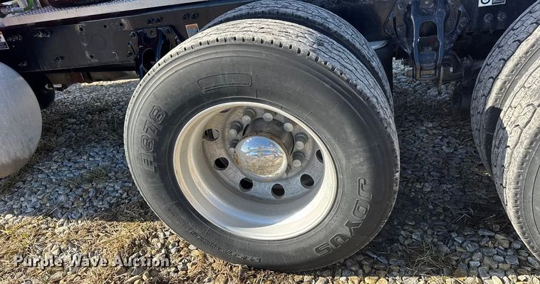 image for item ET4369 2020 Peterbilt 579 semi truck