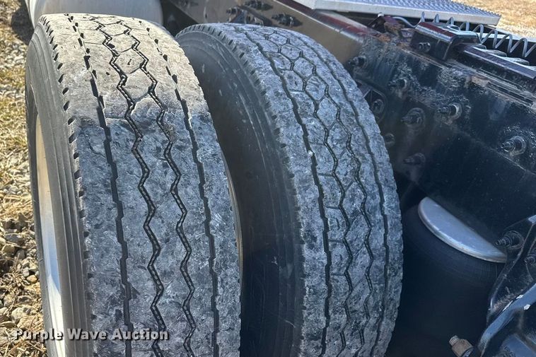 image for item ET4369 2020 Peterbilt 579 semi truck