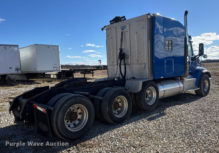 image for item ET4371 2015 Peterbilt 567 semi truck