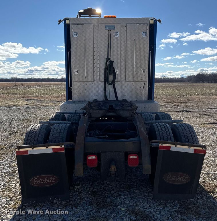 image for item ET4371 2015 Peterbilt 567 semi truck