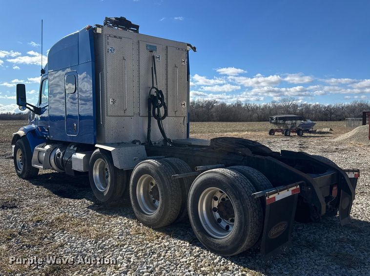 image for item ET4371 2015 Peterbilt 567 semi truck