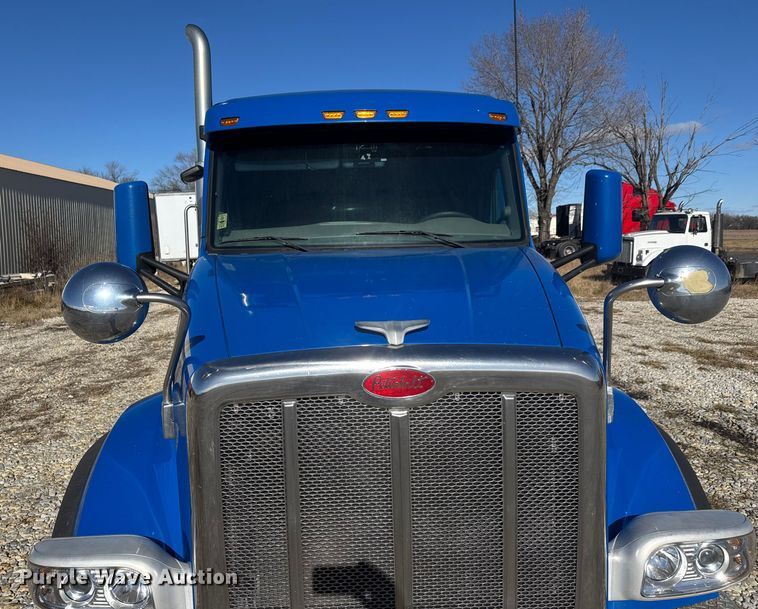 image for item ET4371 2015 Peterbilt 567 semi truck