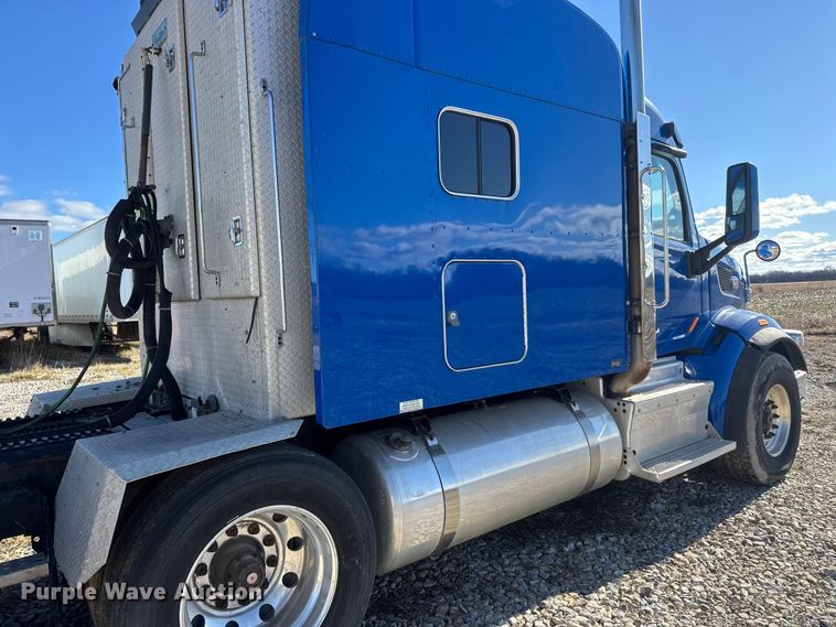 image for item ET4371 2015 Peterbilt 567 semi truck