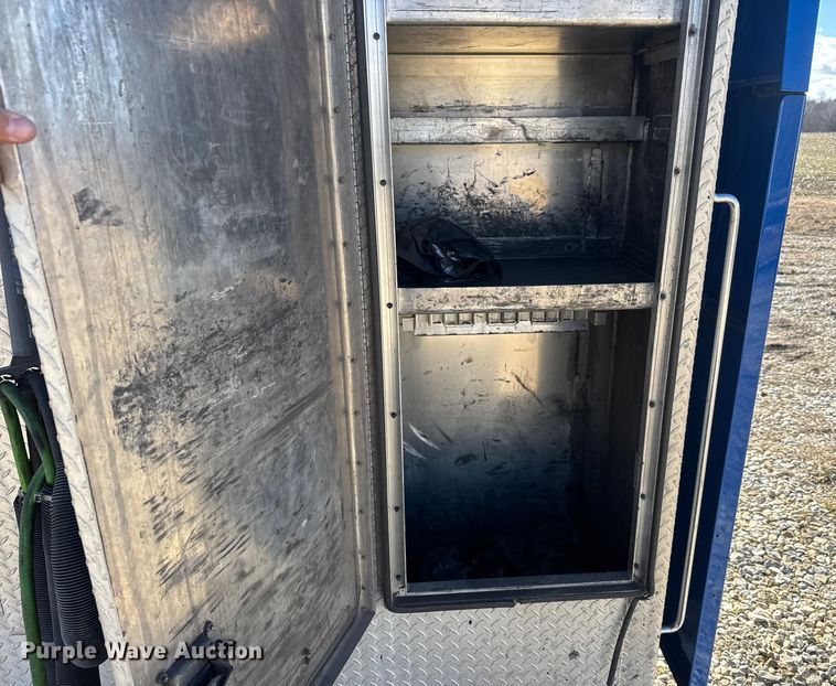 image for item ET4371 2015 Peterbilt 567 semi truck