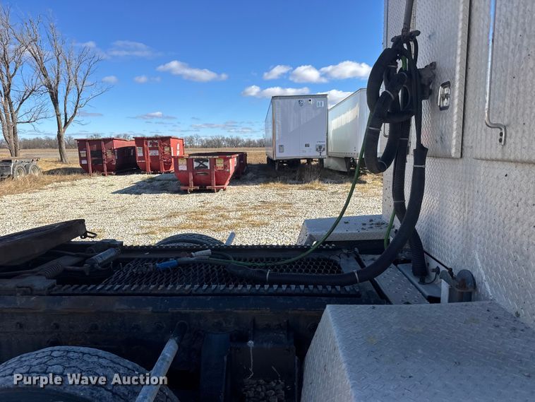 image for item ET4371 2015 Peterbilt 567 semi truck