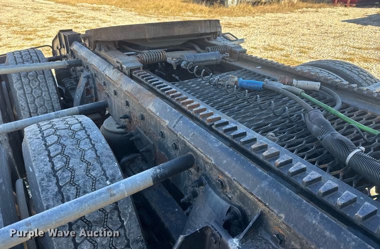 image for item ET4371 2015 Peterbilt 567 semi truck