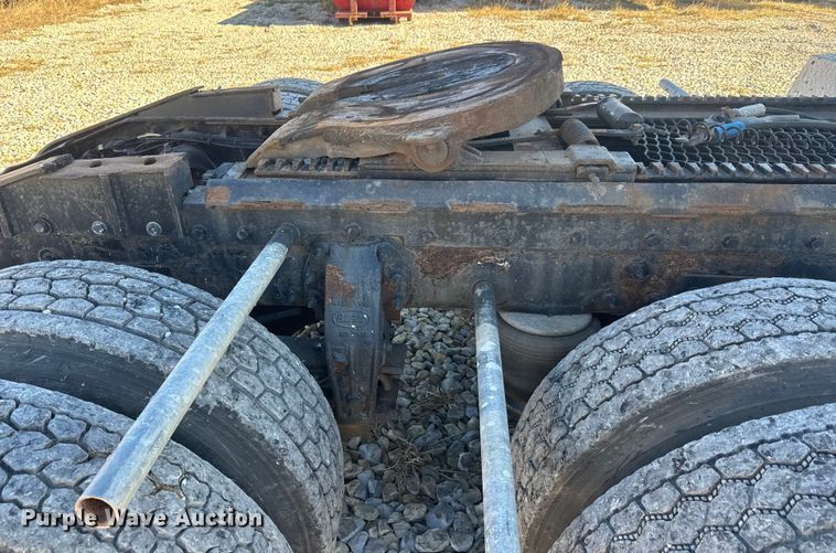 image for item ET4371 2015 Peterbilt 567 semi truck