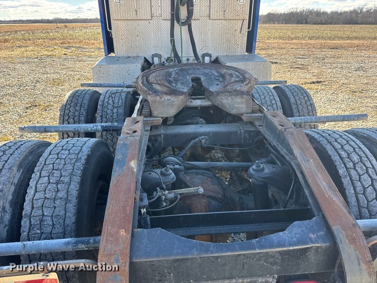 image for item ET4371 2015 Peterbilt 567 semi truck