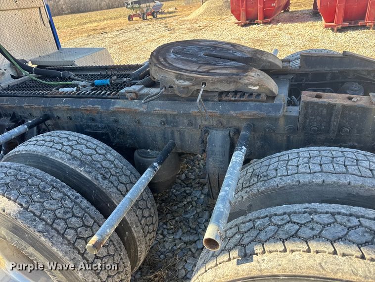 image for item ET4371 2015 Peterbilt 567 semi truck