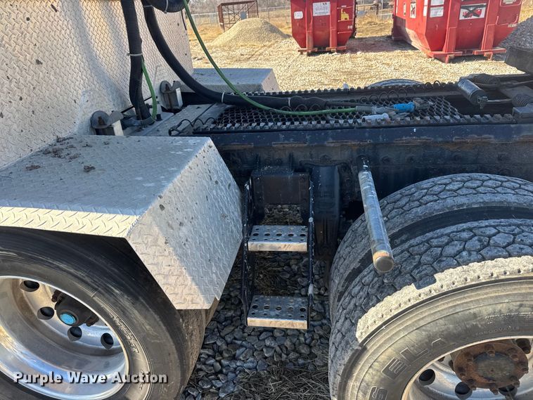 image for item ET4371 2015 Peterbilt 567 semi truck